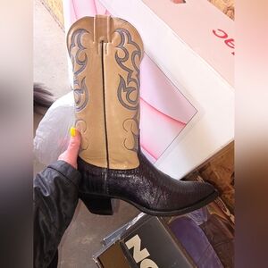 Elegant Black and Tan Western Boots